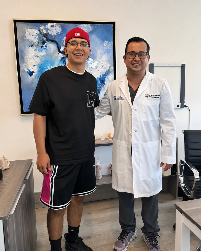 Paciente joven junto al Dr. Noel García González tras su valoración de rodilla en Chihuahua