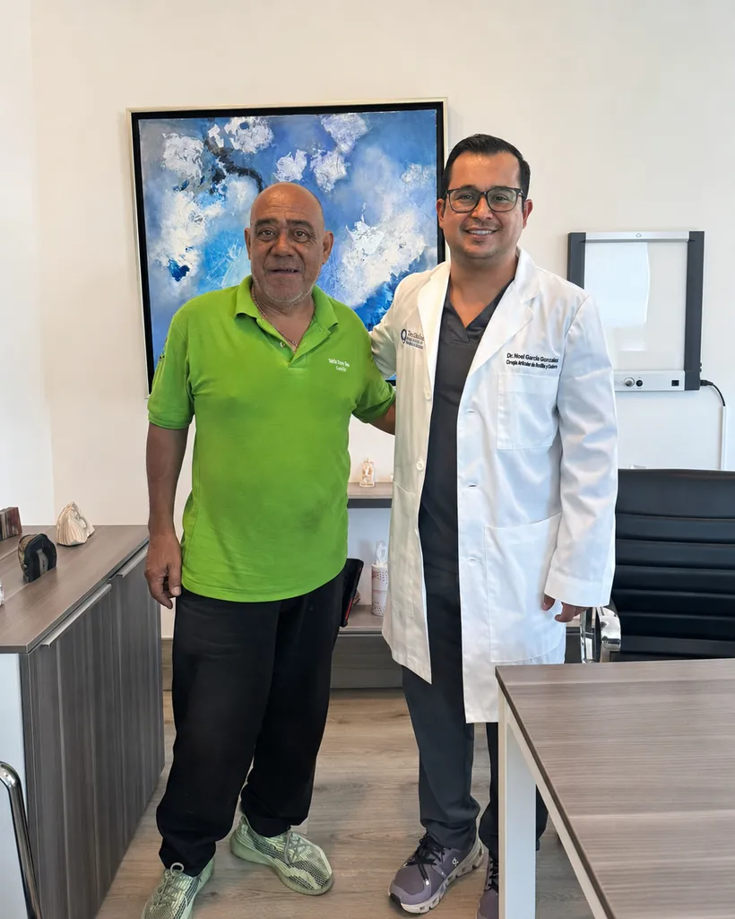Paciente con el Dr. Noel García González, ortopedista y traumatólogo en Chihuahua, al terminar su consulta