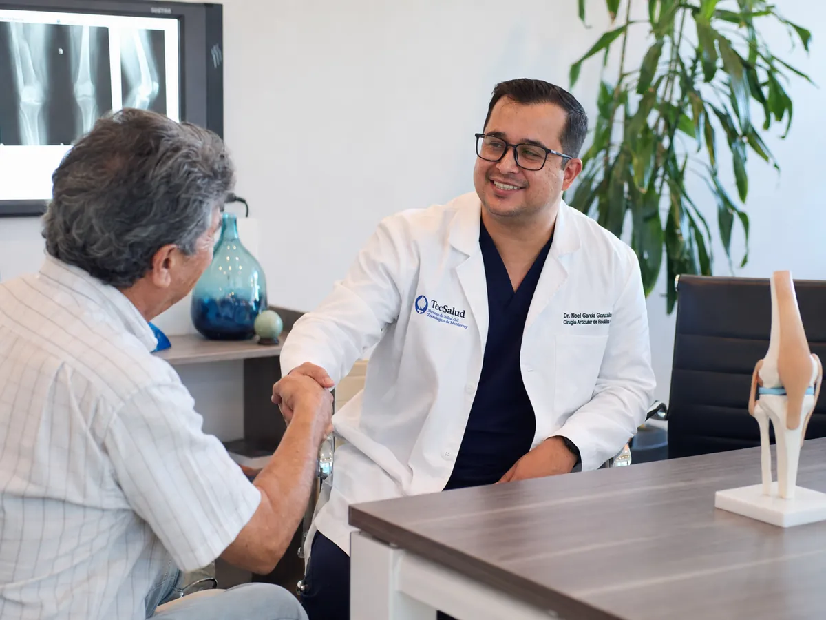 Seguimiento con adulto mayor: Dr. Noel García González, ortopedista y traumatólogo en Chihuahua, especialista en dolor de hombro